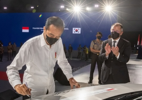 조코 위도도 인도네시아 대통령(왼쪽)이 지난 3월 16일  인도네시아 브카시 현대차 인도네시아공장 준공식에서 아이오닉5에 서명하고 있다. 오른쪽은 정의선 현대차그룹 회장. 현대차그룹 제공